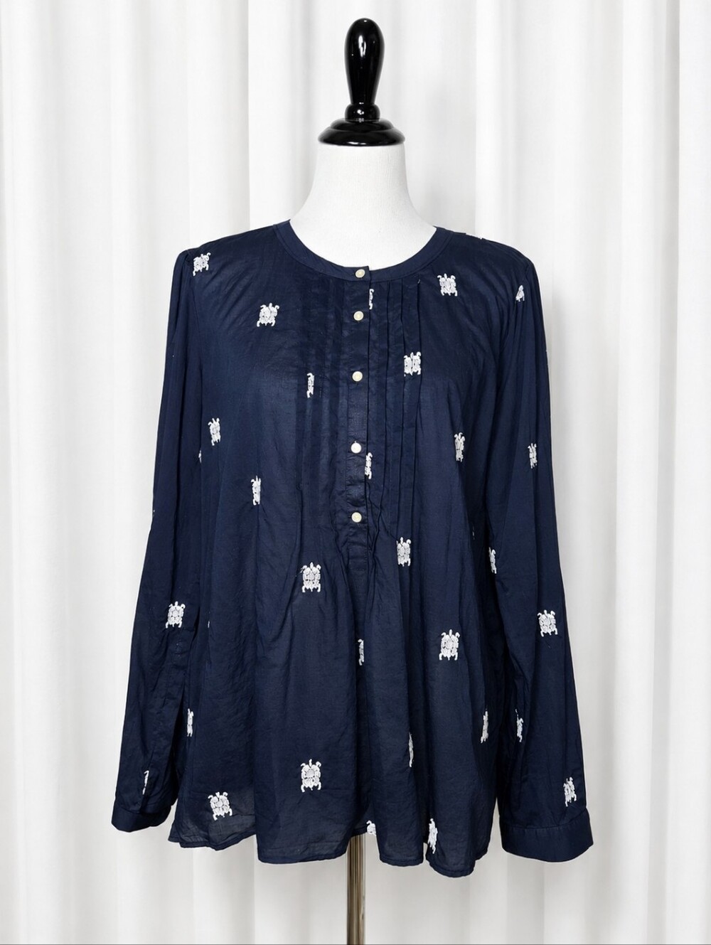 LOFT Softened Navy Blue Embroidered Sea Turtle Cotton Pintuck Boho Coastal Shirt
